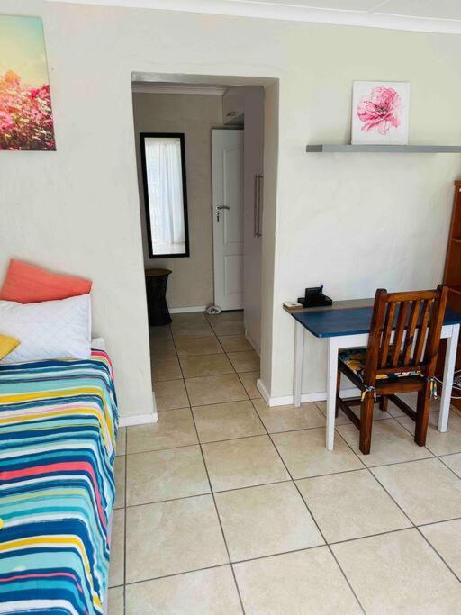 Homey Flatlet In Beacon Bay East London